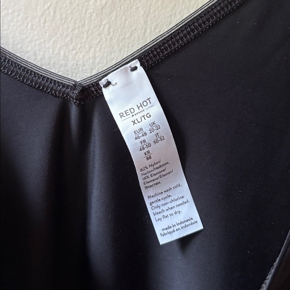 Spanx Red Hot black tank XL - Picture 2 of 2